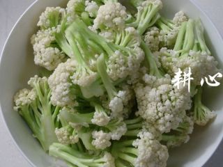 4、香菇炒松花菜,松花菜用清水浸泡20分钟，择洗干净。