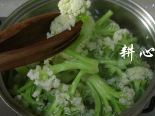 5、香菇炒松花菜,焯烫一下。