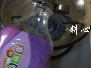 6、香菇炒松花菜,热锅，倒入适量的葡萄芥花籽油。