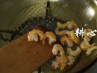 8、香菇炒松花菜,铲起虾米，待用。