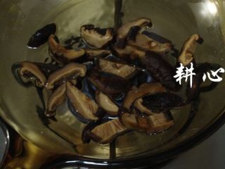 9、香菇炒松花菜,原锅倒入适量的葡萄芥花籽油。，放入香菇，倒入少许清水。