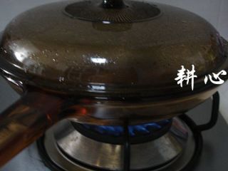 10、香菇炒松花菜,盖锅盖，焖煮至香菇出味。