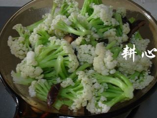 11、香菇炒松花菜,放入松花菜。