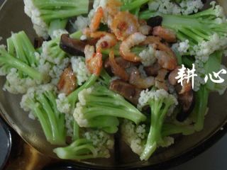 12、香菇炒松花菜,放入虾米，煸炒均匀。