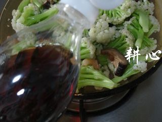 13、香菇炒松花菜,倒入适量的鱼露，煸炒均匀。