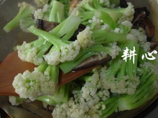 14、香菇炒松花菜,熄火盛出，上桌享用。