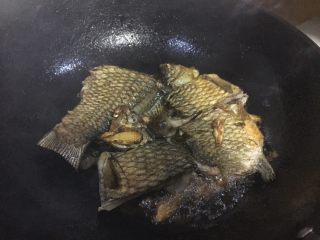 3、青椒焖草鱼,鱼皮煎的差不多。就可以翻边。继续煎。