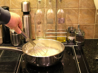 2、冬日温暖烩菜—芝士烩土豆片,锅里放入黄油，中火加热融化，加入面粉搅拌3分钟。加入一半牛奶，边煮边搅拌约1分钟。加入1茶匙盐和1 / 8茶匙辣椒粉，然后搅拌均匀。