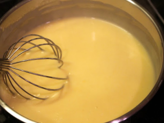 3、冬日温暖烩菜—芝士烩土豆片,倒入Ricos浓缩车打芝士酱，边煮边搅拌，直至完全均匀。