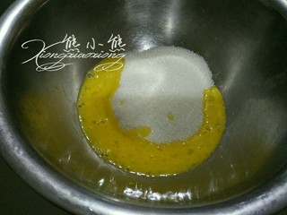 1、桃酥--老少皆宜、新手必做,1.将细砂糖和蛋液混合搅拌至糖稍微融化（搅拌开始会觉得很稠，多搅一会等糖融化就会好很多。如果不等糖化就进行下边的步骤，最后的面团会很干不成团。）