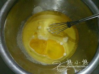 2、桃酥--老少皆宜、新手必做,2.加入玉米油。