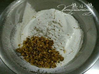 4、桃酥--老少皆宜、新手必做,4.筛入低筋面粉，倒入核桃碎或你喜欢的干果碎。