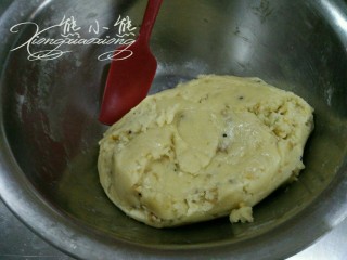 5、桃酥--老少皆宜、新手必做,5.用刮刀切拌成团，一开始会很难操作，面粉会飞溅，而且有点干，认真切拌一会，面团会慢慢湿润成团。不能用手揉，用刮刀像切菜一样切，等没有干粉后再按压成团。