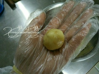 6、桃酥--老少皆宜、新手必做,6.面团分成25g/个的小面团，揉圆。