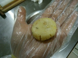 7、桃酥--老少皆宜、新手必做,7.揉圆后，先用手掌按扁。