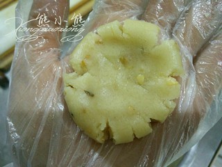 8、桃酥--老少皆宜、新手必做,8.再用手指把中间按扁。