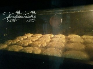 10、桃酥--老少皆宜、新手必做,9.烤箱预热185℃，烤25分钟左右，烤至颜色金黄就可以出炉了。