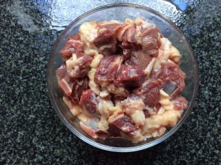 4、红烧土豆牛肉,牛肉切小块
