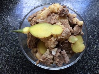 9、红烧土豆牛肉,和姜片一起捞出备用