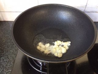 11、红烧土豆牛肉,锅中热油爆香姜片