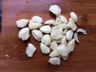 10、红烧土豆牛肉,蒜去皮拍扁