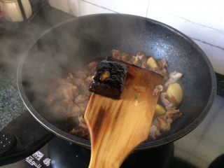 17、红烧土豆牛肉,放入红糖块