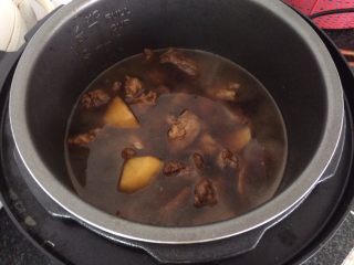 19、红烧土豆牛肉,一起倒入高压锅