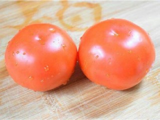 1、番茄炒蛋,选西红柿要选圆的。看起来扁扁的。不要有白色存在