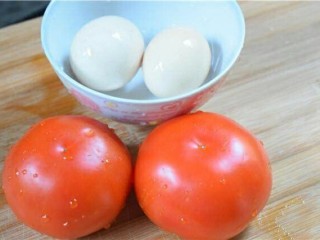 2、番茄炒蛋,准备材料