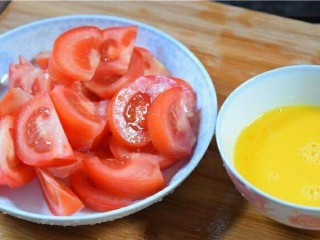 3、番茄炒蛋,西红柿切片。鸡蛋打成蛋花备用