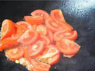 5、番茄炒蛋,切点老姜等待油热后倒下西红柿