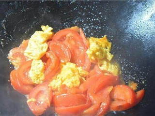 6、番茄炒蛋,放入鸡蛋。炒出汁