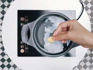 3、红糖姜茶,将切好的生姜片加入冷水中，开大火不断滚煮2个小时