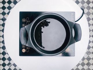 4、红糖姜茶,姜水煮成深红色