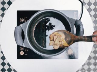 5、红糖姜茶,将生姜片滤出