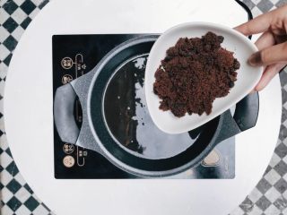 6、红糖姜茶,加入红糖，继续滚煮
