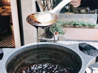 8、红糖姜茶,直到液体可以连续不断带有粘稠度，出锅