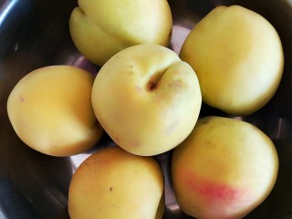 1、糖水黄桃,将黄桃洗净，可以用牙刷刷掉黄桃表皮上的毛。