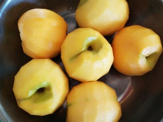 2、糖水黄桃,削皮备用。