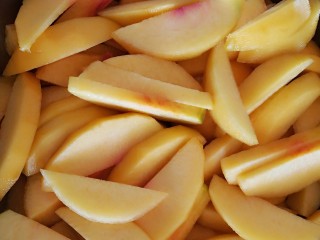 3、糖水黄桃,将黄桃切成小块。