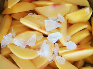 4、糖水黄桃,放一大勺冰糖，一小勺盐。