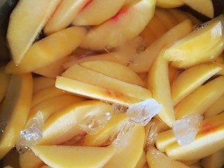 5、糖水黄桃,倒入凉白开，基本淹没黄桃即可。