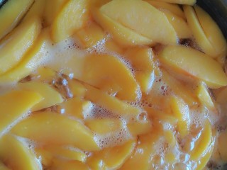 7、糖水黄桃,撇去表面的浮沫，转小火煮15分钟。