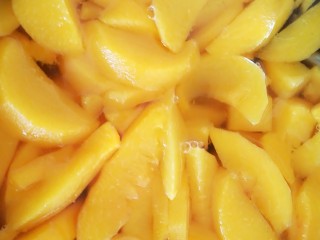 8、糖水黄桃,关火，将糖水黄桃盖上盖子，放凉。