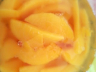 9、糖水黄桃,将放凉了的糖水黄桃倒入密封罐中。