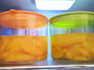 10、糖水黄桃,然后，放入冰箱冷藏。过一会儿就可以食用啦！