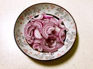 4、10分钟快手菜  杂蔬炒面,圆葱切成丝