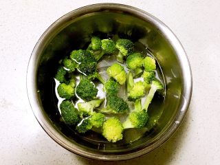 5、10分钟快手菜  杂蔬炒面,西蓝花切成小朵