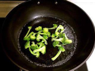 6、10分钟快手菜  杂蔬炒面,锅内加入冷水烧开后放入西蓝花，焯水2分钟