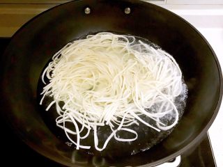 8、10分钟快手菜  杂蔬炒面,锅内加入冷水烧开后放入面条，煮2分钟